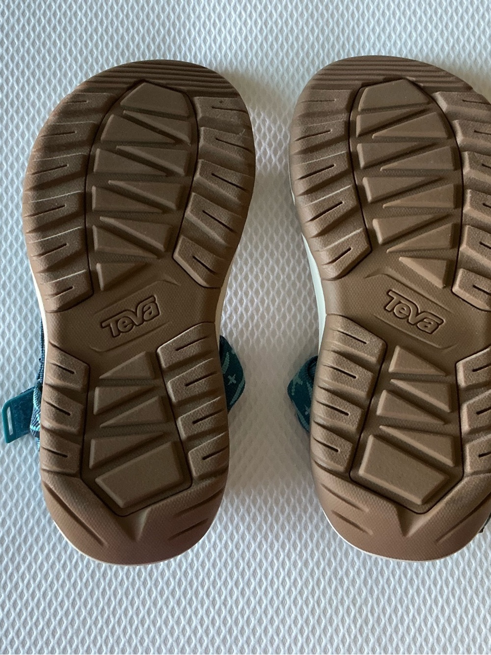 Teva Women's Strappy Sandals in Teal and Beige Patterned WebbingTeva bran new - Picture 2 of 2